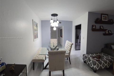 House in Miami, Florida 2 bedrooms, 87.79 sq.m. № 2022444 - photo 7