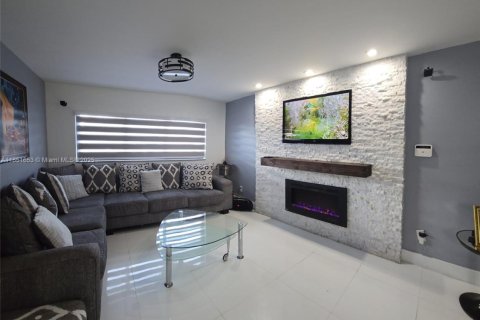 House in Miami, Florida 2 bedrooms, 87.79 sq.m. № 2022444 - photo 3