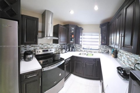 House in Miami, Florida 2 bedrooms, 87.79 sq.m. № 2022444 - photo 8