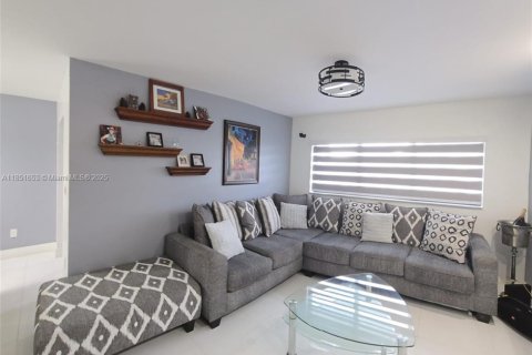 House in Miami, Florida 2 bedrooms, 87.79 sq.m. № 2022444 - photo 4