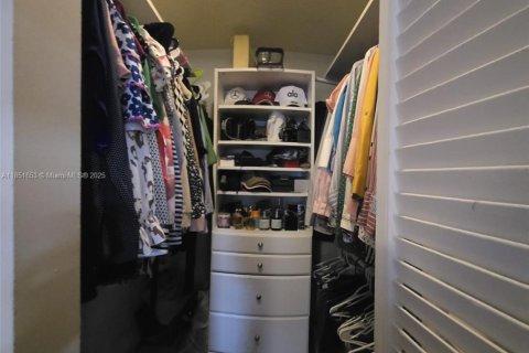 House in Miami, Florida 2 bedrooms, 87.79 sq.m. № 2022444 - photo 10