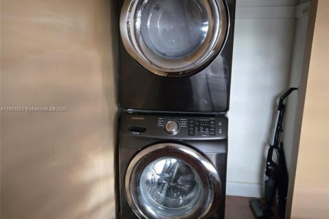 House in Miami, Florida 2 bedrooms, 87.79 sq.m. № 2022444 - photo 13