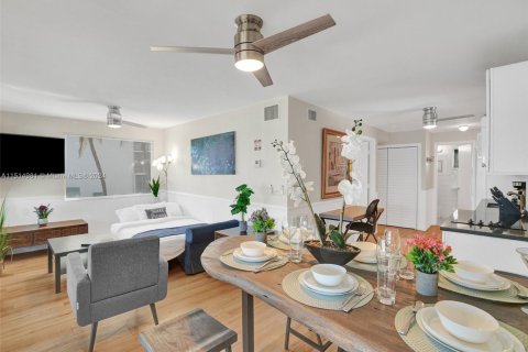 Copropriété à louer à Hollywood, Floride: 2 chambres, 92.9 m2 № 1980667 - photo 8