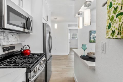 Condominio en alquiler en South Miami, Florida, 1 dormitorio, 47.38 m2 № 2019516 - foto 8
