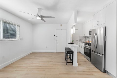 Condominio en alquiler en South Miami, Florida, 1 dormitorio, 47.38 m2 № 2019516 - foto 3