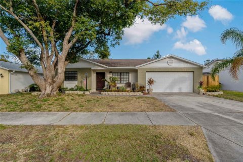 House in New Port Richey, Florida 2 bedrooms, 120.59 sq.m. № 1902850 - photo 1