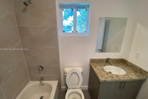 Villa ou maison à louer à Miami, Floride: 3 chambres, 190.64 m2 № 1986624 - photo 2