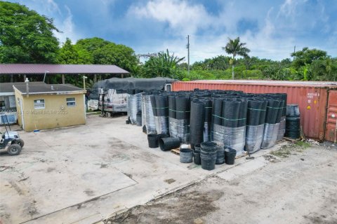 Propiedad comercial en venta en Miami, Florida № 2053783 - foto 16