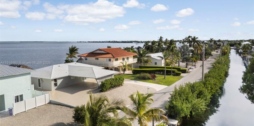 Дом в Биг-Пайн-Ки, Флорида 3 спальни, 171.78м2 № 1972895