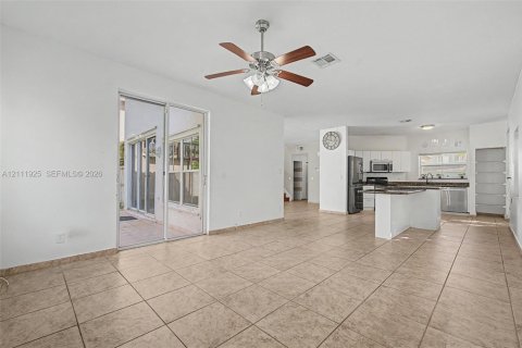 Villa ou maison à louer à Pembroke Pines, Floride: 3 chambres, 185.62 m2 № 2431375 - photo 12