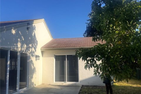 House in Pembroke Pines, Florida 3 bedrooms, 137.5 sq.m. № 1727736 - photo 19