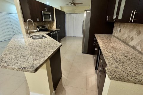 House in Pembroke Pines, Florida 3 bedrooms, 137.5 sq.m. № 1727736 - photo 5