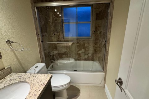 House in Pembroke Pines, Florida 3 bedrooms, 137.5 sq.m. № 1727736 - photo 11