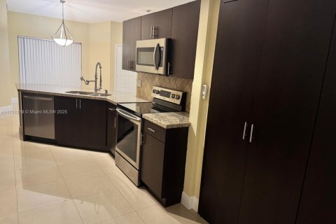 House in Pembroke Pines, Florida 3 bedrooms, 137.5 sq.m. № 1727736 - photo 2