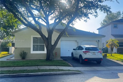 House in Pembroke Pines, Florida 3 bedrooms, 137.5 sq.m. № 1727736 - photo 1