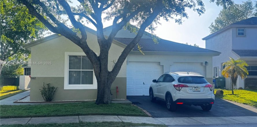 House in Pembroke Pines, Florida 3 bedrooms, 137.5 sq.m. № 1727736