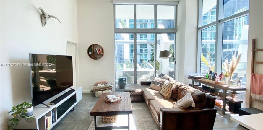 Кондоминиум с 2 спальнями в Майами, Флорида № 1991564