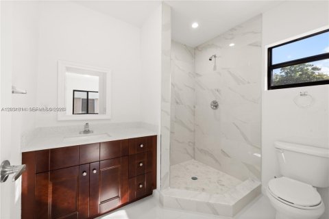 Casa en alquiler en Miami, Florida, 3 dormitorios, 110.37 m2 № 2085984 - foto 5