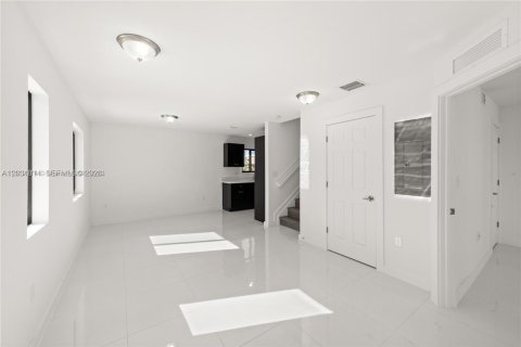 Casa en alquiler en Miami, Florida, 3 dormitorios, 110.37 m2 № 2085984 - foto 2