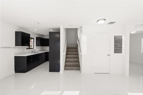 Casa en alquiler en Miami, Florida, 3 dormitorios, 110.37 m2 № 2085984 - foto 3