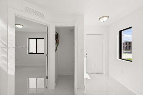 Casa en alquiler en Miami, Florida, 3 dormitorios, 110.37 m2 № 2085984 - foto 7