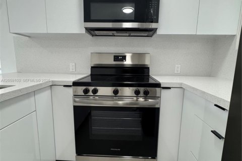 Condo in Hialeah, Florida, 1 bedroom  № 2169102