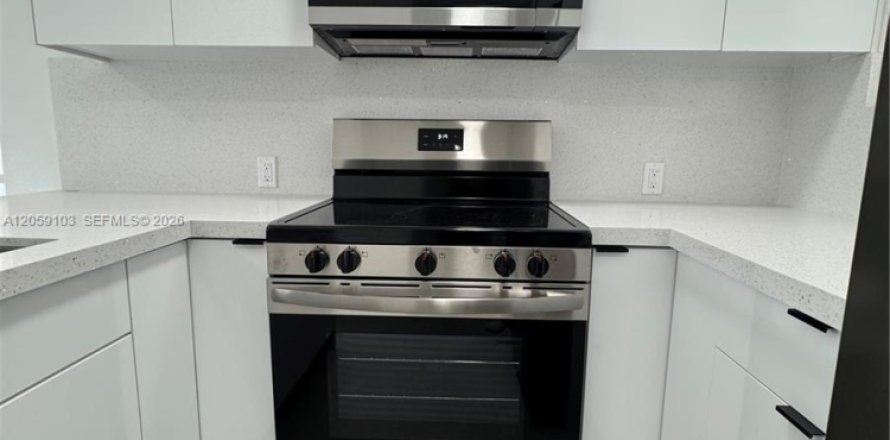 Condo in Hialeah, Florida, 1 bedroom  № 2169102