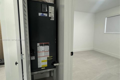 Condo in Hialeah, Florida, 1 bedroom  № 2169102 - photo 13