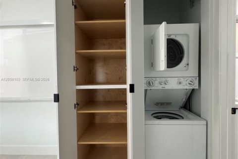 Condo in Hialeah, Florida, 1 bedroom  № 2169102 - photo 17