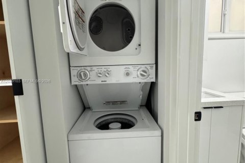 Condo in Hialeah, Florida, 1 bedroom  № 2169102 - photo 18