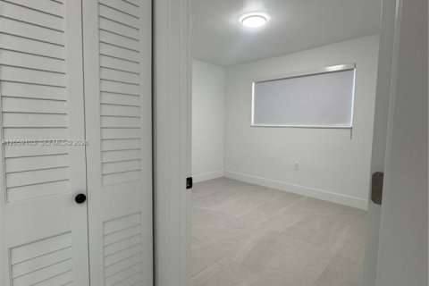 Condo in Hialeah, Florida, 1 bedroom  № 2169102 - photo 12