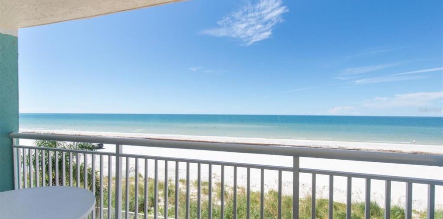 Condo in Indian Shores, Florida, 1 bedroom  № 2098181