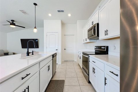 House in Davenport, Florida 4 bedrooms, 151.15 sq.m. № 2425558 - photo 8