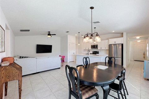 House in Davenport, Florida 4 bedrooms, 151.15 sq.m. № 2425558 - photo 10