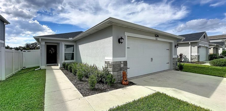 House in Davenport, Florida 4 bedrooms, 151.15 sq.m. № 2425558