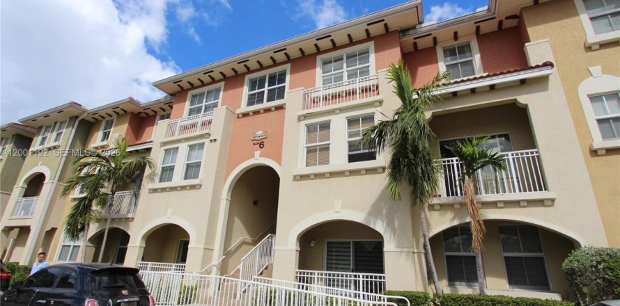 Condo à Doral, Floride, 2 chambres  № 2065216