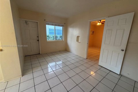 Casa en alquiler en Hollywood, Florida, 1 dormitorio, 245.26 m2 № 1932313 - foto 2