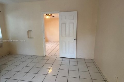 Casa en alquiler en Hollywood, Florida, 1 dormitorio, 245.26 m2 № 1932313 - foto 12