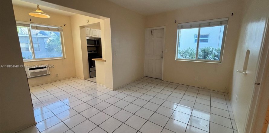 Casa en Hollywood, Florida 1 dormitorio, 245.26 m2 № 1932313