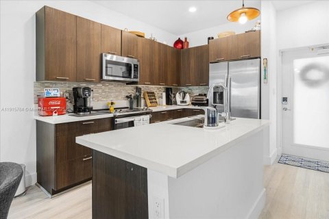 Купить кондоминиум в Дорал, Флорида 3 спальни, 104.42м2, № 1971820 - фото 1