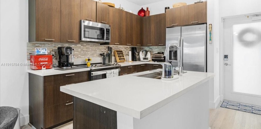 Кондоминиум с 3 спальнями в Дорал, Флорида в URBANA № 1971820