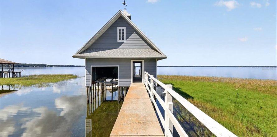 House in Weirsdale, Florida 2 bedrooms, 203.83 sq.m. № 2423969