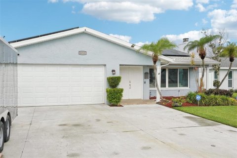 House in Saint Petersburg, Florida 3 bedrooms, 147.71 sq.m. № 2234300 - photo 2