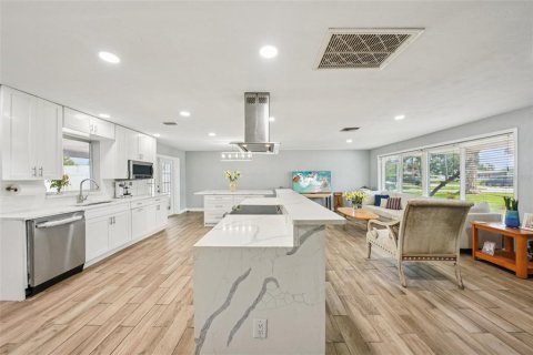 House in Saint Petersburg, Florida 3 bedrooms, 147.71 sq.m. № 2234300 - photo 25