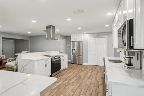 House in Saint Petersburg, Florida 3 bedrooms, 147.71 sq.m. № 2234300 - photo 18