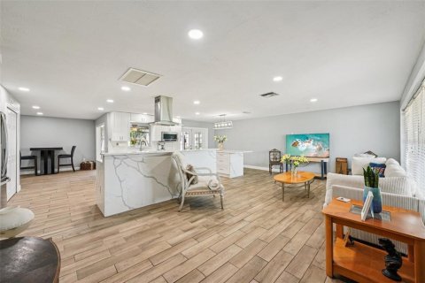 House in Saint Petersburg, Florida 3 bedrooms, 147.71 sq.m. № 2234300 - photo 11