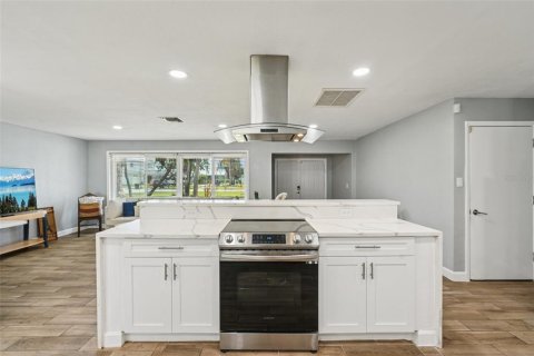 House in Saint Petersburg, Florida 3 bedrooms, 147.71 sq.m. № 2234300 - photo 17