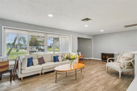 House in Saint Petersburg, Florida 3 bedrooms, 147.71 sq.m. № 2234300 - photo 10