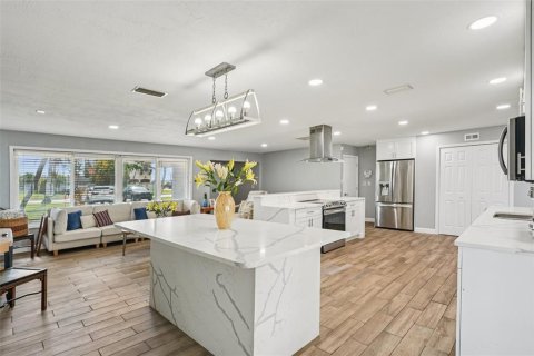 House in Saint Petersburg, Florida 3 bedrooms, 147.71 sq.m. № 2234300 - photo 15
