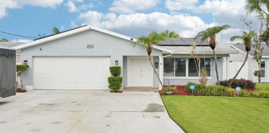House in Saint Petersburg, Florida 3 bedrooms, 147.71 sq.m. № 2234300